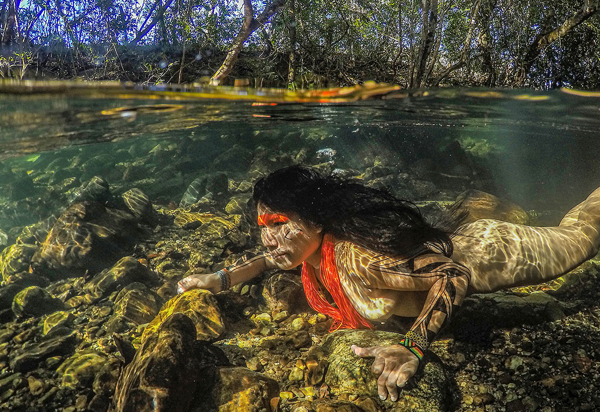 THE DIVING OF KAMAIURÁ INDIAN