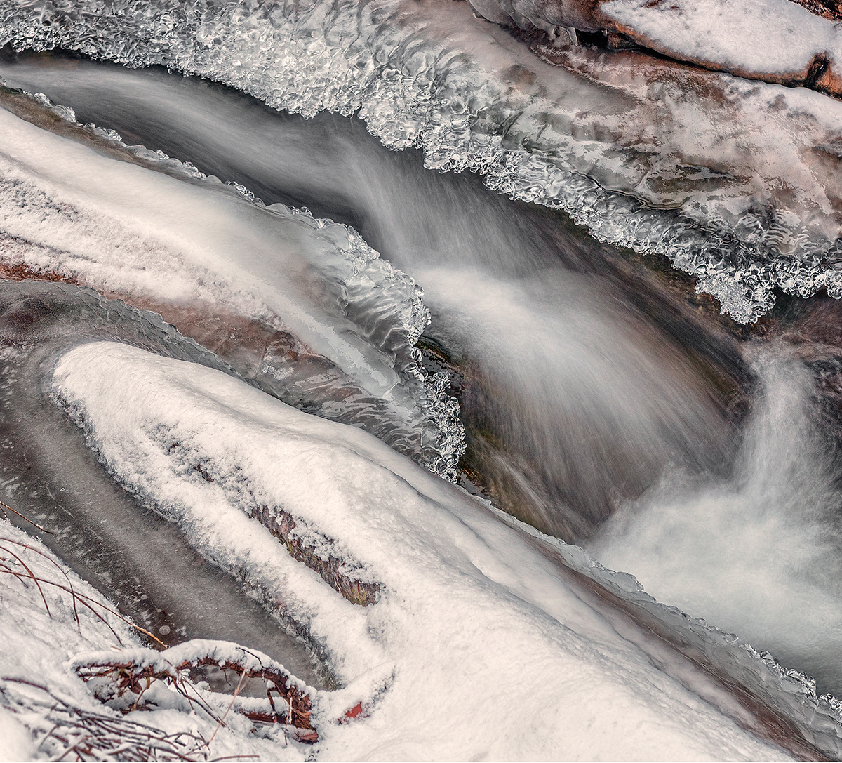 The quiet whisper of the winter stream_1