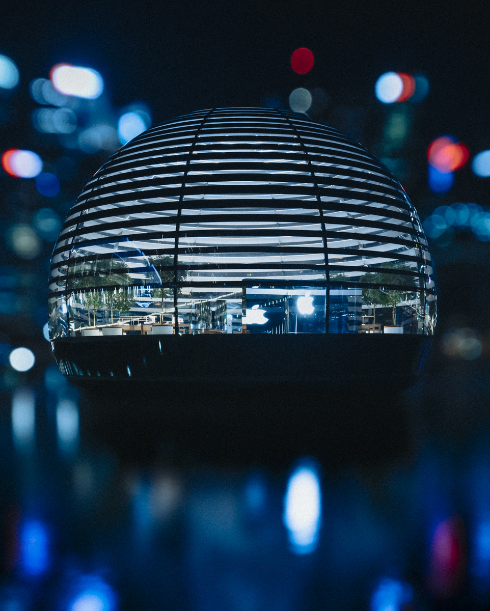 Focusing on the new apple store
