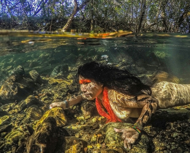 THE DIVING OF KAMAIURÁ INDIAN 