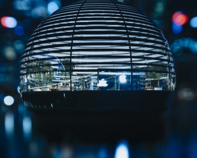 Focusing on the new apple store