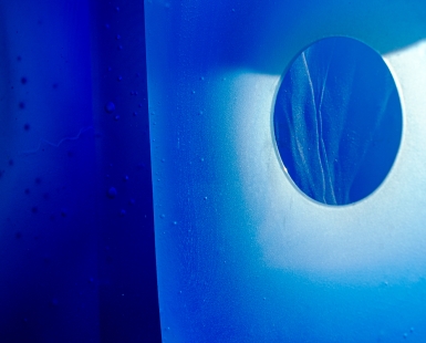 Bleu sur fond bleu
