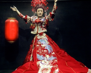 Chinese style wedding photography in water